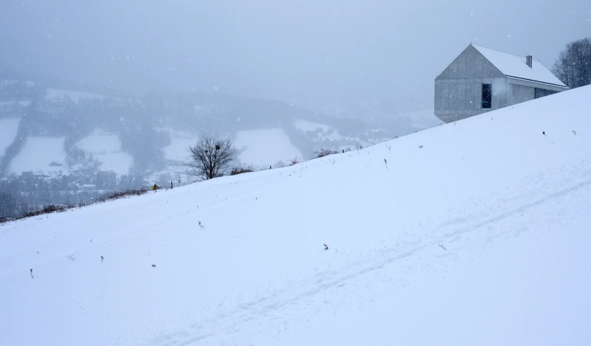 Bardzo trudne warunki turystyczne są w Beskidach. Śniegu wciąż przybywa. Szlaki są nieprzetarte. Na Babiej Górze obowiązuje pierwszy stopień zagrożenia lawinowego - poinformowali  ratownicy GOPR ze stacji w Szczyrku.
