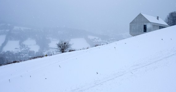 Bardzo trudne warunki turystyczne są w Beskidach. Śniegu wciąż przybywa. Szlaki są nieprzetarte. Na Babiej Górze obowiązuje pierwszy stopień zagrożenia lawinowego - poinformowali  ratownicy GOPR ze stacji w Szczyrku.