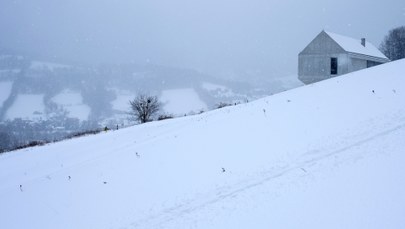 Trudne warunki w Beskidach. Szlaki turystyczne zasypał śnieg