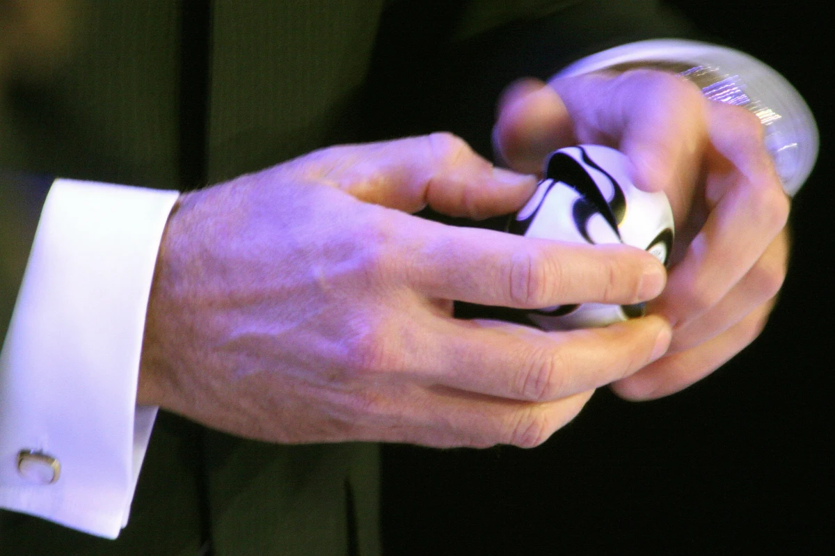 Losującymi grupy mistrzostw świata w Rosji będą w piątek wielkie gwiazdy światowej piłki jak Diego Maradona czy Carles Puyol. W przeszłości jednak los drużyn zależał od celebrytów, dzieci czy zbuntowanych maszyn.