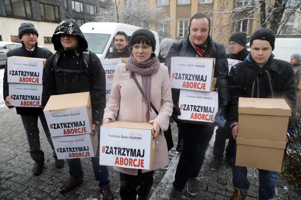 Komitet #ZatrzymajAborcję złożył w Sejmie obywatelski projekt ustawy antyaborcyjnej, który znosi możliwość przerywania ciąży ze względu na ciężkie i nieodwracalne wady płodu. Pod propozycją podpisało się ponad 830 tysięcy obywateli.
