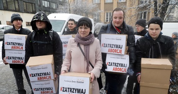 Komitet #ZatrzymajAborcję złożył w Sejmie obywatelski projekt ustawy antyaborcyjnej, który znosi możliwość przerywania ciąży ze względu na ciężkie i nieodwracalne wady płodu. Pod propozycją podpisało się ponad 830 tysięcy obywateli.