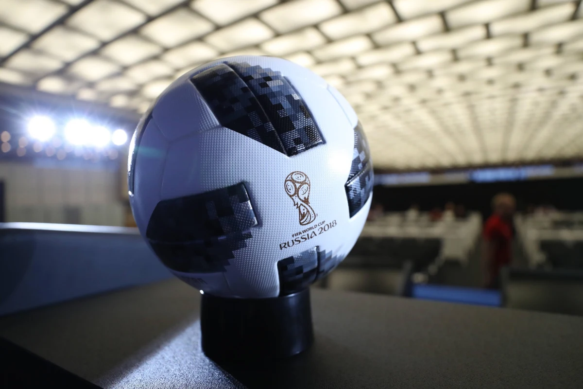 Piłkarskie legendy, "superkibice" oraz selekcjonerzy prawie wszystkich drużyn biorących udział w rozgrywkach wezmą udział w dzisiejszym losowaniu grup przyszłorocznego mundialu. Reprezentację Polski będzie reprezentował Adam Nawałka, któremu będzie towarzyszył prezes Polskiego Związku Piłki Nożnej Zbigniew Boniek. Ceremonia odbędzie się na Kremlu, a jej hasło to "Patrz jak spotykają się gwiazdy".