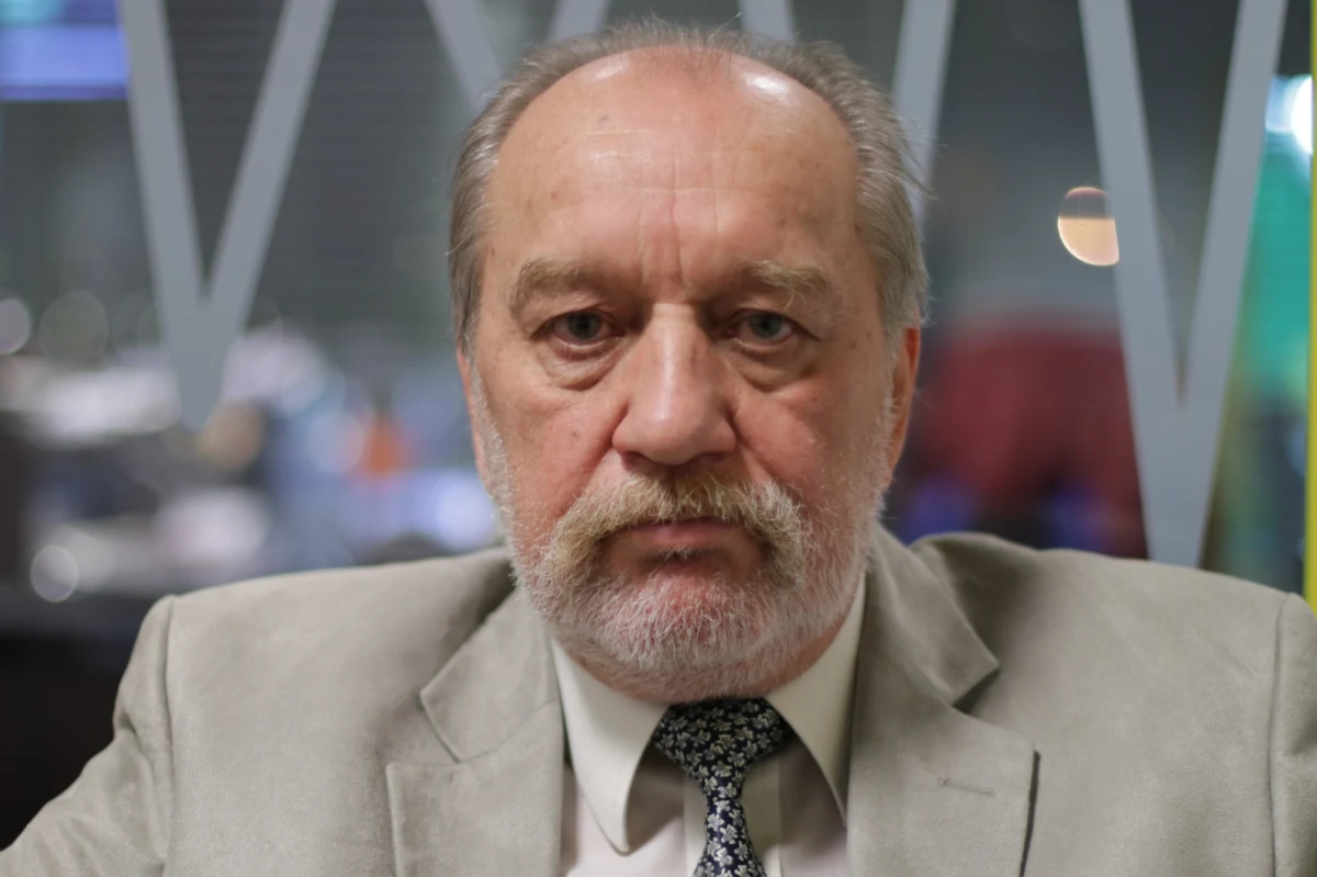 „Jeszcze nie zacząłem sprzątać biurka, ale powoli przygotowuję się do tego, na przykład oddałem telefon służbowy… Żartuję (…). Nie poproszę prezydenta (o przedłużenie mojej kadencji w SN), bo uważam, że przepis o obniżeniu wieku jest niezgodny z Konstytucją i Europejską Konwencją Praw Człowieka” – powiedział w  Popołudniowej rozmowie w RMF FM Józef Iwulski. Jeden z prezesów Sądu Najwyższego odniósł się w ten sposób do zapisów w projekcie prezydenckiej ustawy o SN. „Obniżenie wieku emerytalnego to skrócenie kadencji. Być może mało znana jest opinia OBWE, która tak to traktuje” – dodał Iwulski. „Trudno powiedzieć, na czym ma polegać "transparentność" wyborów – przecież są tajne – z założenia. Chodzi chyba natomiast o transparentność obliczania wyników i ich sumowania – stwierdził prezes SN, odnosząc się do projektu zmian w ordynacji wyborczej. „Brałem udział w protestach (pod SN). Jeżeli chodzi o sprawy ustrojowe, sędzia ma prawo zabierać głos w każdej formie dopuszczalnej przez prawo, również w zgromadzeniach – to dopuszczalna forma” – podkreślił Iwulski. W jego opinii, w wyniku przyjęcia ustaw sądowych, w  znacznej części kręgosłup sędziów może być „przetrącony”.