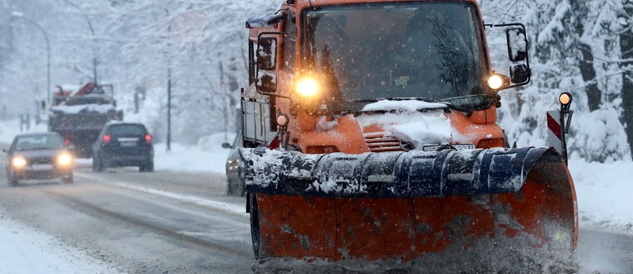 Wszystkie drogi krajowe są przejezdne, ale na niektórych odcinkach w dalszym ciągu jest ślisko - poinformowała po południu GDDKiA. Najgorsza sytuacja jest w województwach: podlaskim, mazowieckim, warmińsko-mazurskim, świętokrzyskim, opolskim, śląskim i małopolskim. W woj. śląskim kilkanaście tys. osób nie ma prądu.