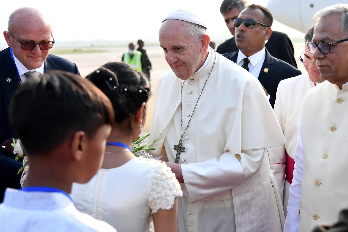 ​Papież Franciszek, który rozpoczął w czwartek wizytę w Bangladeszu, podziękował władzom kraju za udzielenie pomocy “uchodźcom ze stanu Rakhine" w Birmie. Tak odniósł się do ucieczki przedstawicieli prześladowanej muzułmańskiej mniejszości etnicznej Rohingja. W wystąpieniu w stolicy Bangladeszu, Dhace, papież nie użył nazwy tej grupy etnicznej. Apelowali o to wcześniej przedstawiciele Kościoła w obu krajach, argumentując, że należy uniknąć zaognienia sytuacji i nie wywoływać gwałtownych reakcji przedstawicieli buddyjskich ugrupowań nacjonalistycznych.