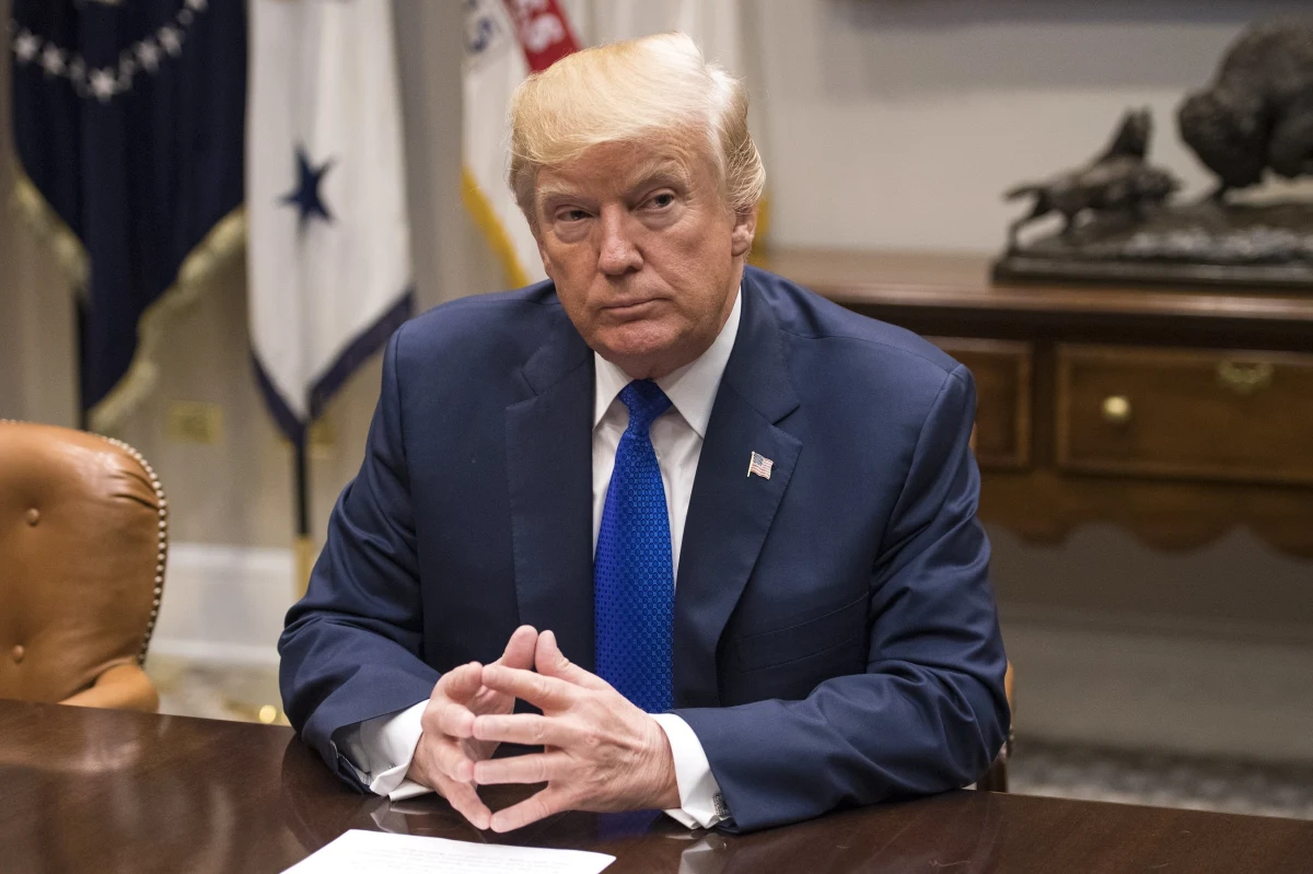 ​Brytyjska premier Theresa May, minister spraw wewnętrznych Amber Rudd i politycy po obu stronach Izby Gmin skrytykowali w czwartek amerykańskiego prezydenta Donalda Trumpa za jego tweety dotyczące rzekomego zagrożenia islamskim terroryzmem w Wielkiej Brytanii. Występując na konferencji prasowej w Jordanii, szefowa rządu podkreśliła, że "jest (dla niej) bardzo jasne, iż podawanie dalej wpisów Britain First jest niewłaściwe", dodając, że to "nienawistna organizacja, która chce siać podziały i brak zaufania w naszych społecznościach". Britain First "stoi w fundamentalnej opozycji wobec wartości szacunku, tolerancji i przyzwoitości, które wyznajemy jako naród" - oświadczyła May.