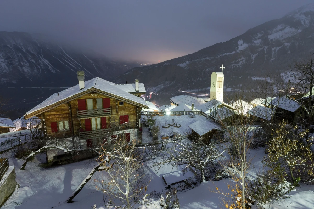 Rada wyludnionego Albinen w szwajcarskich Alpach była tak zdesperowana, że przeprowadziła plebiscyt, czy wypłacić premię tym, którzy zdecydują się osiedlić w miasteczku. W głosowaniu na „tak” opowiedziało się 71 proc. A chodzi o pokaźną kwotę. Czteroosobowa rodzina, która zdecyduje się zamieszkać w Albinen, dostanie w sumie 70 tysięcy franków.