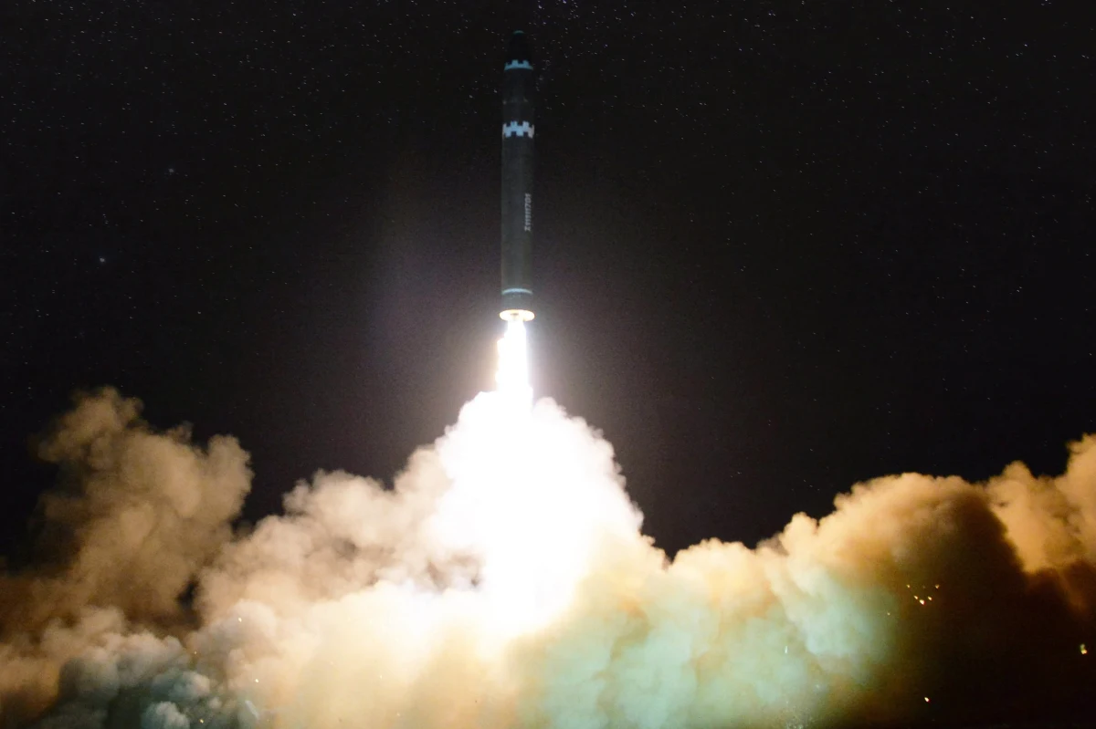 ​Wystrzelona we wtorek północnokoreańska międzykontynentalna rakieta balistyczna Hwasong-15 ma zasięg ponad 13 tys. km co oznacza, że w jej zasięgu znajduje się prawie całe terytorium USA - oświadczył w piątek rzecznik ministerstwa obrony Korei Płd. Ocenę potwierdzili eksperci USA.