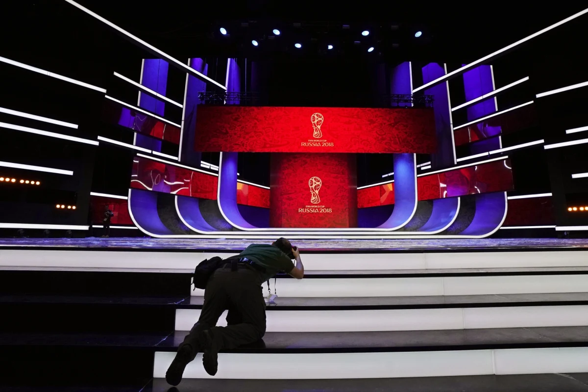 Już dziś  Moskwie odbędzie się długo oczekiwane losowanie grup przyszłorocznych piłkarskich mistrzostw świata. Choć procedura jest banalnie prosta, wszystko musi odbyć według instrukcji Międzynarodowej Federacji Piłki Nożnej. FIFA nie może sobie pozwolić, aby doszło do jakichkolwiek wpadek.