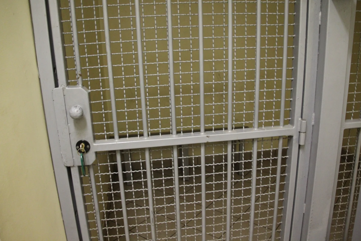 ​Prokuratura przesłała do sądu akt oskarżenia przeciwko Danielowi N., który odpowie z zabicie matki. Do zbrodni doszło w maju w Częstochowie. N. schował ciało do wersalki, na której spał przez kolejne dni. Braciom przekazał, że matka jest w szpitalu. Mężczyzna przyznał się do winy. Jak wyjaśniał, zabił matkę, bo denerwował go sposób, w jaki odnosiła się do młodszego brata i do niego.