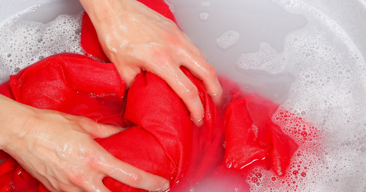 Tak usuniesz z ubrań tłuste ślady po kremie do opalania. Będą wyglądały, jak nowe