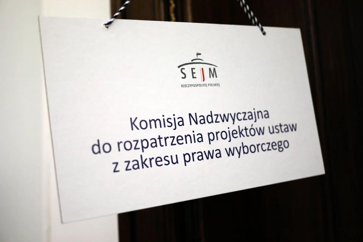 Wbrew wcześniejszym planom sejmowa komisja nadzwyczajna rozpatrująca propozycje zmian m.in. w Kodeksie wyborczym nie zbierze się na posiedzeniach w sobotę i w niedzielę. Komisja w piątek ma pracować do godz. 22 i wznowić prace w poniedziałek rano. Wcześniej podczas prac przewodnicząca komisji Anna Milczanowska uprzedzała posłów, że możliwe są obrady w weekend ze względu na tempo prac. Informacja o zwołaniu posiedzenia komisji na sobotę i niedzielę pojawiła się także na stronie Sejmu.
Komisja rozpoczęła prace nad projektem PiS mającym na celu "zwiększenie udziału obywateli w procesie wybierania, funkcjonowania i kontrolowania niektórych organów publicznych" we wtorek. Projekt zawiera m.in. propozycje zmian w ordynacji wyborczej.