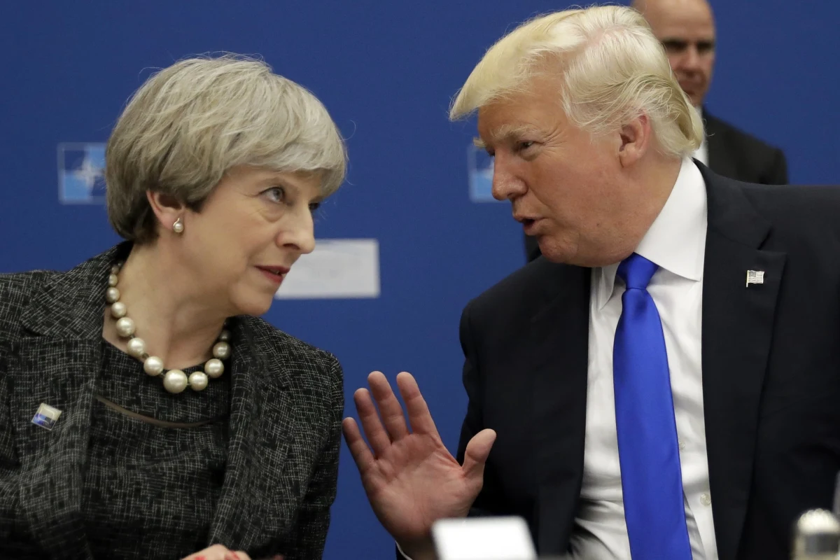 ​Dziennik "The Telegraph" poinformował, że amerykańscy dyplomaci wstrzymali przygotowania do wizyty prezydenta Donalda Trumpa w Wielkiej Brytanii. To efekt sporu między Trumpem a brytyjską premier Theresą May o radykalną organizację Britain First. Według gazety, Trump miał przyjechać do Wielkiej Brytanii w styczniu i uroczyście otworzyć nowy budynek amerykańskiej ambasady w Londynie. Wyjazd miał być ograniczoną formą wizyty państwowej, co - jak liczyli dyplomaci - miało pomóc uniknąć masowych protestów.