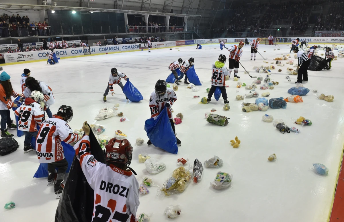 Tysiące fruwających w powietrzu pluszaków zobaczą w ten weekend kibice polskiego hokeja. Na naszych lodowiskach zagościła akcja Teddy Bear Toss! Plan działań? Gospodarze strzelają swoją pierwszą bramkę, a kibice rzucają na lód pluszowe misie. Tak było w piątkowy wieczór w Tychach, gdzie GKS podejmował Automatykę Gdańsk - i tak będzie w niedzielę w Krakowie podczas meczu przyjaźni: Cracovia - Tychy. Tyskie maskotki trafią do podopiecznych Fundacji Cicha Nadzieja działającej przy Szpitalu Miejskim w tym śląskim mieście, a te krakowskie - do małych pacjentów szpitala w Prokocimiu.