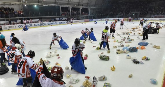 Tysiące fruwających w powietrzu pluszaków zobaczą w ten weekend kibice polskiego hokeja. Na naszych lodowiskach zagościła akcja Teddy Bear Toss! Plan działań? Gospodarze strzelają swoją pierwszą bramkę, a kibice rzucają na lód pluszowe misie. Tak było w piątkowy wieczór w Tychach, gdzie GKS podejmował Automatykę Gdańsk - i tak będzie w niedzielę w Krakowie podczas meczu przyjaźni: Cracovia - Tychy. Tyskie maskotki trafią do podopiecznych Fundacji Cicha Nadzieja działającej przy Szpitalu Miejskim w tym śląskim mieście, a te krakowskie - do małych pacjentów szpitala w Prokocimiu.