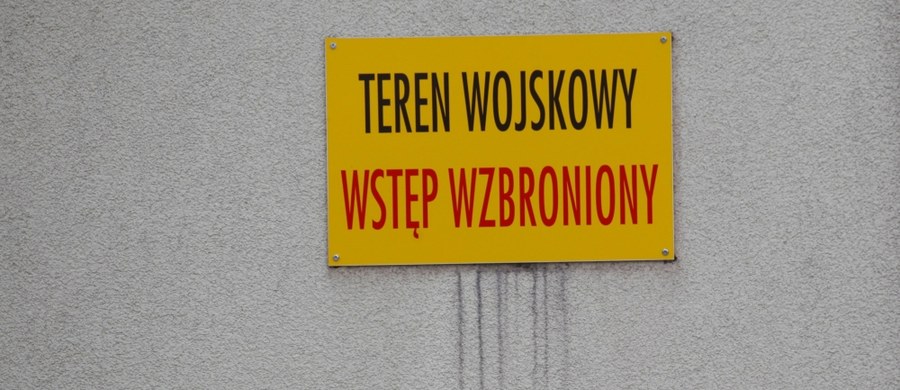 Prokuratura Olsztyn-Południe wszczęła śledztwo w sprawie śmiertelnego postrzelenia pracownika cywilnej firmy ochroniarskiej, która ochrania jednostkę wojskową w Orzyszu. Dotychczas - jak informują śledczy - nikomu nie przedstawiono zarzutów.