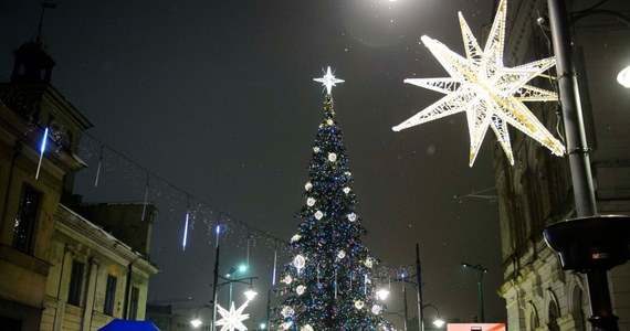 Setki tysięcy światełek, barwne sople, gwiazdki i specjalne miejsca do fotografowania jak np. wielkie, świetliste bombki. Taką niezwykłą świąteczną iluminacją rozbłysła najsłynniejsza ulica Łodzi - Piotrkowska.