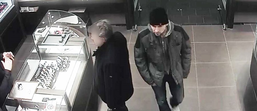 Stołeczna policja opublikowała wizerunek mężczyzny poszukiwanego w związku z włamaniem do salonu jubilerskiego przy Al. Jana Pawła II w Warszawie. Do zdarzenia doszło w nocy z 27 na 28 listopada. Z salonu skradziono zegarki i biżuterię o wartości ponad 700 tys. złotych. 