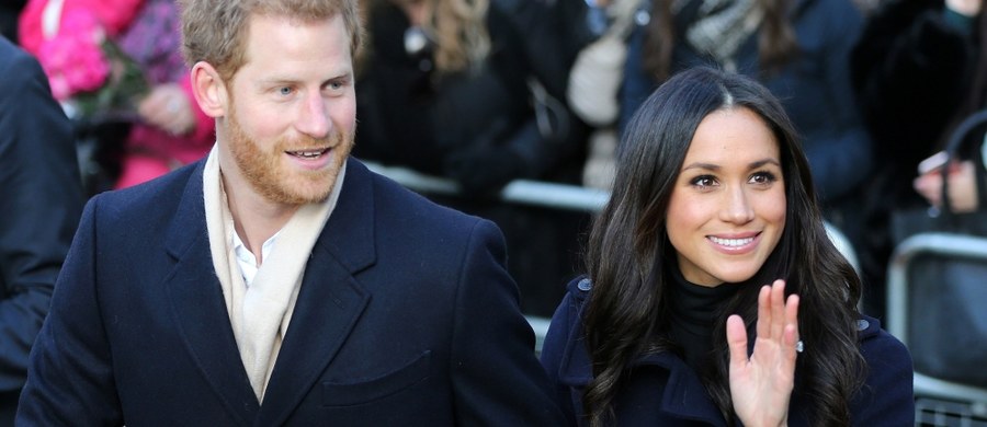 Amerykańska aktorka Meghan Markle wystąpiła po raz pierwszy publicznie jako partnerka piątego w linii do brytyjskiego tronu księcia Harry'ego. Para, która w poniedziałek ogłosiła swoje zaręczyny, spotkała się z mieszkańcami Nottingham.