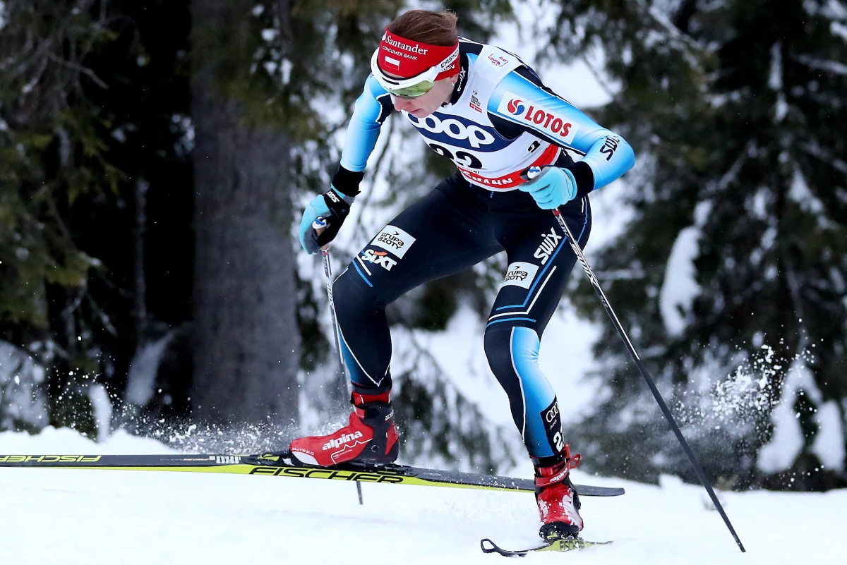 Justyna Kowalczyk odpadła w półfinale sprintu techniką klasyczną w zawodach narciarskiego Pucharu Świata 2017/18 w Lillehammer. W swojej serii zajęła trzecie miejsce. Szybsze były Amerykanka Sadie Bjornsen oraz Szwedka Stina Nilsson. Kowalczyk po spokojnym początku rywalki atakowała na podbiegach. Po ostatnim z nich nawet prowadziła, ale po zjeździe, na prowadzącej do mety prostej dała się wyprzedzić. Od Bjornsen była wolniejsza o 0,87 s, a od Nilsson od 0,41. W zawodach zwyciężyła Norweżka Maiken Caspersen Falla, a Kowalczyk została sklasyfikowana na siódmym miejscu.

