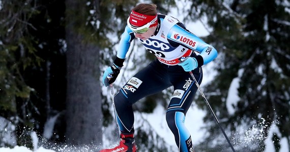 Justyna Kowalczyk odpadła w półfinale sprintu techniką klasyczną w zawodach narciarskiego Pucharu Świata 2017/18 w Lillehammer. W swojej serii zajęła trzecie miejsce. Szybsze były Amerykanka Sadie Bjornsen oraz Szwedka Stina Nilsson. Kowalczyk po spokojnym początku rywalki atakowała na podbiegach. Po ostatnim z nich nawet prowadziła, ale po zjeździe, na prowadzącej do mety prostej dała się wyprzedzić. Od Bjornsen była wolniejsza o 0,87 s, a od Nilsson od 0,41. W zawodach zwyciężyła Norweżka Maiken Caspersen Falla, a Kowalczyk została sklasyfikowana na siódmym miejscu.


