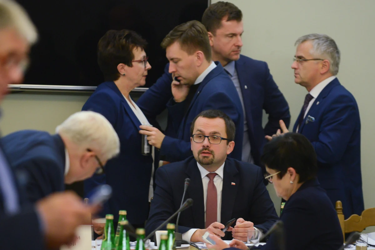 ​Wiceszef sejmowej komisji nadzwyczajnej Marcin Horała (PiS) wyraził nadzieję, że sejmowe prace nad projektem zmian m.in. w prawie wyborczym zakończą się jeszcze w tym roku. Nie wykluczył, że zgłoszona zostanie poprawka zakładająca wydłużenie kadencji władz samorządowych do pięciu lub sześciu lat. Sejmowa komisja nadzwyczajna od wtorku pracuje nad projektem PiS mającym na celu "zwiększenie udziału obywateli w procesie wybierania, funkcjonowania i kontrolowania niektórych organów publicznych"; zakłada on m.in. zmiany w Kodeksie wyborczym. Kolejne posiedzenie komisji zaplanowano na poniedziałek na godz. 10. 