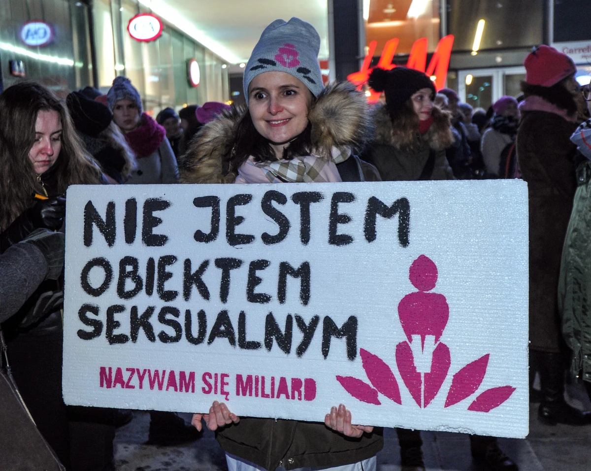 "Temat molestowania seksualnego to wielkie tabu w Polsce. Opinia jest często taka, że ofiara sama się o to prosiła, a społeczeństwo zamiast reagować, na ogół szuka winy u osoby pokrzywdzonej" - mówi w rozmowie z PAP psychoseksuolog Bianca-Beata Kotoro z Uniwersytetu SWPS. Jak podkreśla, ujawnione ostatnio w mediach skandale seksualne zarówno w Polsce jak i za granicą są szansą na przełamanie tabu i pokazanie, że problem rzeczywiście istnieje. Jego skalę trudno jednak określić. 