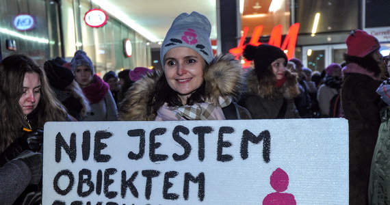 "Temat molestowania seksualnego to wielkie tabu w Polsce. Opinia jest często taka, że ofiara sama się o to prosiła, a społeczeństwo zamiast reagować, na ogół szuka winy u osoby pokrzywdzonej" - mówi w rozmowie z PAP psychoseksuolog Bianca-Beata Kotoro z Uniwersytetu SWPS. Jak podkreśla, ujawnione ostatnio w mediach skandale seksualne zarówno w Polsce jak i za granicą są szansą na przełamanie tabu i pokazanie, że problem rzeczywiście istnieje. Jego skalę trudno jednak określić. 