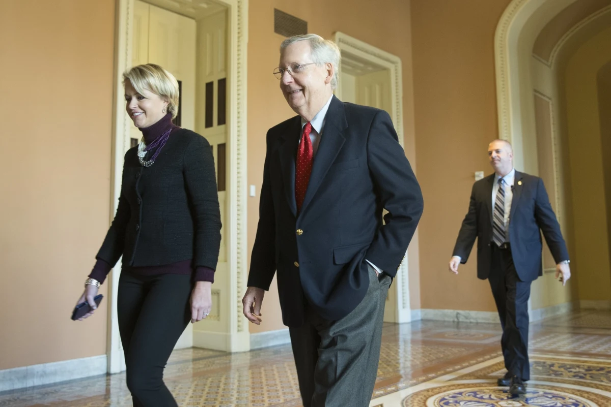 Amerykański Senat głosami republikańskiej większości po wielogodzinnej debacie przyjął w sobotę nad ranem czasu miejscowego ustawę o reformie systemu podatkowego. W listopadzie swoją wersję ustawy o reformie systemu podatkowego przyjęła Izba Reprezentantów. Obniżenie podatków to jedna z najważniejszych wyborczych obietnic Donalda Trumpa.