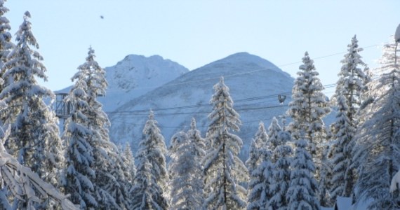 Opady śniegu i mróz pozwoliły na uruchomienie w sobotę, po raz pierwszy tej zimy, trasy narciarskiej w Kotle Gąsienicowym w Tatrach. Tym samym sezon narciarski wystartował dość wcześnie. Pokrywa śnieżna na trasie narciarskiej w Kotle Gąsienicowym waha się od 50 do 148 cm. Trasa jest przygotowana przez ratraki. Aby dostać się na słynny narciarski szlak należy wyjechać kolejką linową z Kuźnic na Kasprowy Wierch. Trasa rozpoczyna się od wierzchołka góry i ciągnie się w kierunku Hali Gąsienicowej. Nieczynna jest jeszcze nartostrada prowadząca z Hali Gąsienicowej do Kuźnic, dlatego aby wrócić na dół, należy ponownie zjechać główną kolejką linową.