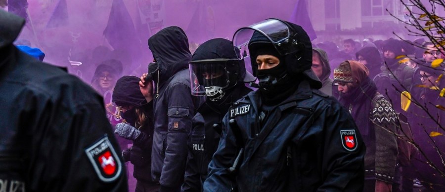 Przed rozpoczęciem zjazdu Alternatywy dla Niemiec (AfD) w Hanowerze doszło do zajść, w których rannych zostało kilku policjantów i co najmniej jeden uczestnik demonstracji. Protestujący blokowali dojazd do miejsca obrad. Policja użyła armatek wodnych.