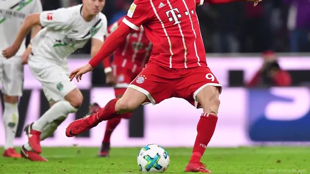 Robert Lewandowski strzelił 14. gola w obecnym sezonie Bundesligi i przyczynił się do zwycięstwa Bayernu Monachium z Hannoverem 3-1 w meczu 14. kolejki. Polak zdobył dwie bramki, ale pierwszej sędzia nie uznał. Nie była to jedyna jego błędna decyzja - nie zaliczył też gola z karnego gościom. Nakazał powtórzenie "jedenastki", a w powtórce górą był bramkarz Bawarczyków.