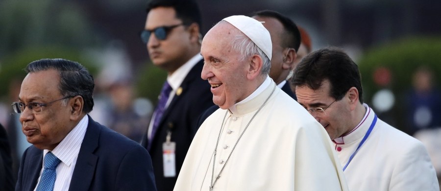 ​"Jesteśmy na granicy legalności broni nuklearnej" - powiedział papież Franciszek dziennikarzom w drodze powrotnej z Bangladeszu do Rzymu. Wyznał, że płakał w czasie spotkania z grupą uchodźców z muzułmańskiej grupy etnicznej Rohingja. Podczas konferencji prasowej w sobotę w samolocie papież mówił głównie o swej podróży do Birmy i Bangladeszu i wyraźnie poprosił, by tego dotyczyły pytania. Wyjątek uczynił między innymi dla kryzysu nuklearnego w związku z napięciem wokół Korei Północnej.