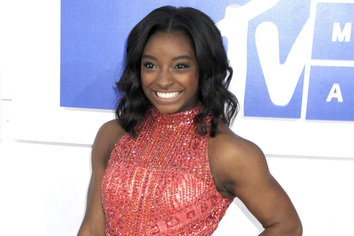 ​Czterokrotna mistrzyni olimpijska z Rio de Janeiro w gimnastyce Amerykanka Simone Biles będzie... cheerleaderką zespołu występującego podczas meczów drużyny futbolu amerykańskiego Houston Texans. Będzie pierwszą honorową, ale aktywną tancerką tej ekipy.