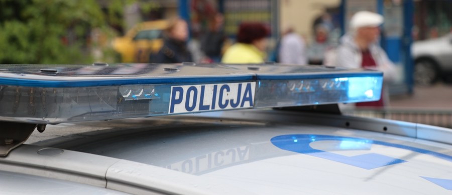 ​Jedna osoba została ranna w strzelaninie z udziałem nietrzeźwego policjanta, do której doszło w piątek wieczorem w Łodzi. 21-letni funkcjonariusz po kłótni domowej użył broni służbowej, z której wystrzelił 31 kul. Trzy z nich trafiły znajomego żony.