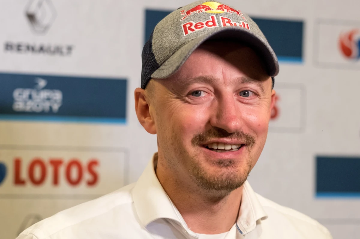 ​W niedzielę Adam Małysz ochodzi 40. urodziny. "Orzeł z Wisły" przeszedł niesamowitą metamorfozę - od nieśmiałego, stroniącego od dziennikarzy skoczka, po dyrektora w Polski Związku Narciarskim, który absorbując uwagę mediów, stara się zdjąć presję z zawodników. 
Urodzony w Wiśle 3 grudnia 1977 roku Małysz już w wieku trzech lat zaczął jeździć na nartach zjazdowych. Jako przedszkolak budował ze śniegu miniaturowe skocznie i próbował się z nich odbijać. Był skazany na sport, a miłość do nart wpajano mu od urodzenia. Pradziadek miał własną skocznię, na której najlepsi beskidzcy zawodnicy osiągali odległości w granicach 50 metrów. Ojciec był kierowcą w klubie sportowym Wisła, a wujek - Jan Szturc, najpierw znanym skoczkiem, a po zakończeniu kariery - trenerem.