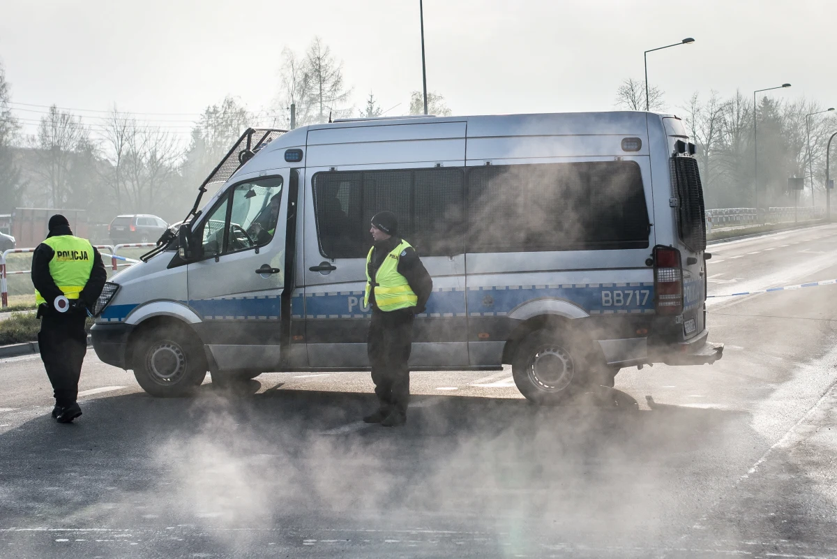 Jeden policjant zginął, a trzech zostało rannych w wyniku wymiany ognia z przestępcami próbującymi włamać się do bankomatu w miejscowości Wisznia Mała pod Wrocławiem. W strzelaninie zginął też napastnik, drugi z bandytów został zatrzymany. Śledztwo, dotyczące śmierci policjanta, przejęła Prokuratura Okręgowa we Wrocławiu. Rzecznik tej jednostki Małgorzata Klaus przekazała, że czynności już trwają. Premier Beata Szydło poinformowała następnie na Twitterze, że podjęła decyzję o przyznaniu rent specjalnych dla żony i dzieci zamordowanego policjanta. 