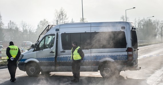 Jeden policjant zginął, a trzech zostało rannych w wyniku wymiany ognia z przestępcami próbującymi włamać się do bankomatu w miejscowości Wisznia Mała pod Wrocławiem. W strzelaninie zginął też napastnik, drugi z bandytów został zatrzymany. Śledztwo, dotyczące śmierci policjanta, przejęła Prokuratura Okręgowa we Wrocławiu. Rzecznik tej jednostki Małgorzata Klaus przekazała, że czynności już trwają. Premier Beata Szydło poinformowała następnie na Twitterze, że podjęła decyzję o przyznaniu rent specjalnych dla żony i dzieci zamordowanego policjanta. 