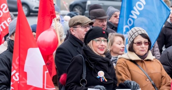 Ponad 100 osób pojawiło się w Katowicach, żeby zaprotestować przeciwko - jak sami mówili - działaniom skrajnych nacjonalistów. W ubiegły weekend środowiska narodowe zorganizowały w Katowicach protest, podczas którego powieszono na szubienicach zdjęcia europosłów PO. Niedzielną akcję zorganizowali przedstawiciele m.in. Platformy Obywatelskiej, Nowoczesnej, Komitetu Obrony Demokracji, oraz stowarzyszeń BoMiasto.pl i Tęczówka. Manifestanci zebrali się przy pomniku Wojciecha Korfantego – w tym samym miejscu, w którym 25 listopada demonstrowali narodowcy. "Precz z faszyzmem", "Wolność, równość, tolerancja", "Faszyzm tu nie przejdzie" - można było przeczytać na transparentach. 