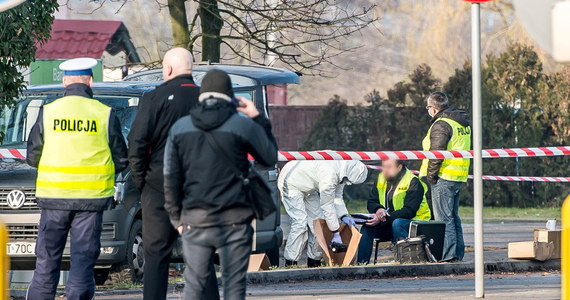 Prawdopodobnie w poniedziałek zostaną przesłuchani dwaj napastnicy, którzy brali udział w nocnym napadzie na bankomat w Wiszni Małej na Dolnym Śląsku. Podczas akcji policyjnych antyterrorystów zginął funkcjonariusz. Trzej policjanci zostali ranni. Od policyjnych kul zginął też jeden z przestępców. Śledztwo, dotyczące śmierci policjanta, przejęła Prokuratura Okręgowa we Wrocławiu. Premier Beata Szydło poinformowała następnie na Twitterze, że podjęła decyzję o przyznaniu rent specjalnych dla żony i dzieci zamordowanego policjanta. Policja zapewnia, że na razie nie ma żadnych sygnałów świadczących o tym, że akcja mogła zostać przeprowadzona nieprawidłowo. "Moim zdaniem policja nie miała dobrego rozpoznania sytuacji" - twierdzi natomiast w rozmowie z dziennikarzem RMF FM, były wiceszef UOP Piotr Niemczyk. 