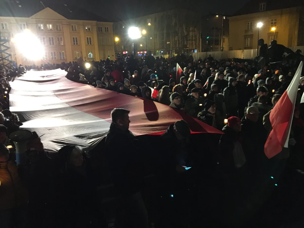 W niedzielę wieczorem przed Sądem Najwyższym w Warszawie odbył się "Łańcuch Światła" - demonstracja przeciwko m.in. zapisom projektów ustaw o Sądzie Najwyższym i Krajowej Radzie Sądownictwa oraz zmianom w kodeksie wyborczym. W zgromadzeniu uczestniczyło kilkaset osób. Część uczestników trzymała w rękach zapalone znicze i polskie flagi. Skandowano hasła takie jak: "Nie oddamy demokracji!", "Opozycja - solidarnie! Partia PiS-u - zginie marnie!".
