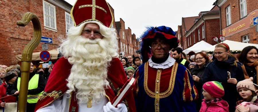 ​Święty Mikołaj padł ofiarą politycznej poprawności w krajach Beneluksu. Najpierw zaatakowano Zwarte Piet, czyli Czarnego Piotrusia, tradycyjnego pomocnika Św. Mikołaja. Lewicowe środowiska przepuścił już kilka lat temu na niego atak, dostrzegając w tej postaci niestosowność. Nie spodobało się, że jest jednocześnie czarny i głupkowato śmieszny, a także zawsze pełni rolę służebną. Okazało się, że ta tradycyjna, lubiana przez pokolenia holenderskich dzieci postać, to symbol kolonializmu, imperialnych ciągot a zwłaszcza - przejaw rasizmu.
