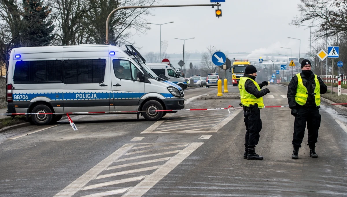 Zarzut włamania do bankomatu i usiłowania kradzieży kilkudziesięciu tysięcy złotych usłyszał 41-letni Jacek S. Mieszkaniec Pomorza to wspólnik złodzieja, który w nocy z soboty na niedzielę w Wiszni Małej pod Wrocławiem śmiertelnie postrzelił antyterrorystę i ranił trzech innych policjantów. Napastnik zginął w wymianie ognia.