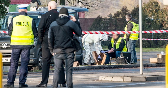 Policjant, który niósł tarczę osłaniającą pozostałych, został raniony w udo. Właśnie to w połączeniu z salwą z broni automatycznej, wystrzeloną z odległości niewiele ponad metra, sprawiło, że idący za nim antyterroryści zostali odsłonięci. Dziennikarze RMF FM poznali szczegóły strzelaniny pomiędzy siłami policyjnymi a przestępcą, który w nocy z soboty na niedzielę próbował włamać się do bankomatu w Wiszni Małej na Dolnym Śląsku.