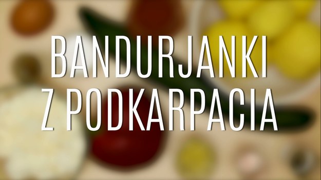 Bandurjanki to tradycyjne placki ziemniaczane z twarogiem, które pochodzą z Podkarpacia, a konkretnie - z Bieszczad. Są sycącą, aromatyczną odmianą dla tradycyjnych placków ziemniaczanych, które najlepiej smakują podane z odpowiednim farszem - nadzieniem twarożkowym lub warzywnym! Tylko pozornie wydaje się, że przygotowanie tradycyjnych bandurjanków jest czasochłonne - przeciwnie, robi się je w kilka chwil! Zobaczcie nasz przepis na bandurjanki z Podkarpacia!