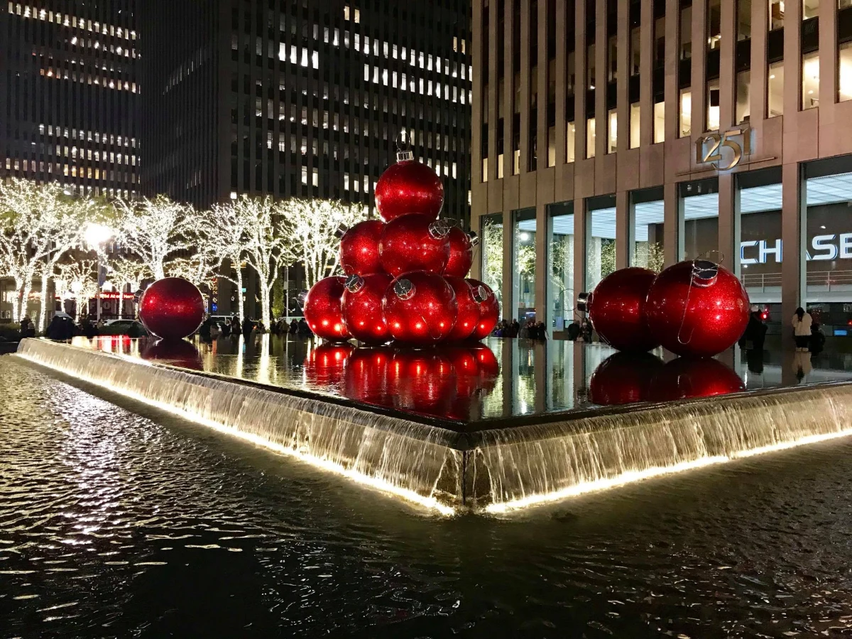 W Nowym Jorku zdecydowanie czuć święta. Manhattan mieni się setkami tysięcy migocących światełek, awitryny sklepów przyciągają wzrok. Dziś ruszamy na  spacer ulicami Manhattanu. 