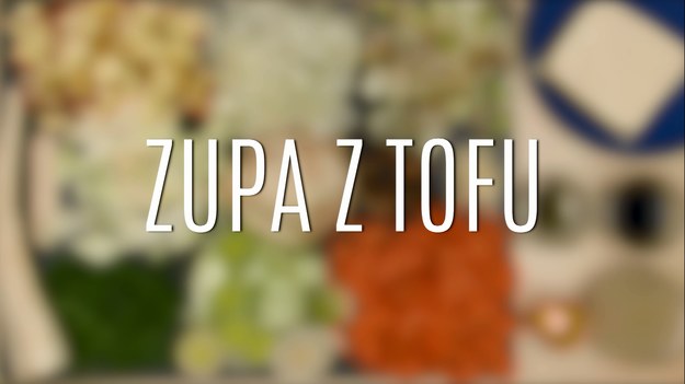 Tofu, czyli sojowy twarożek, to podstawa menu osób na diecie wegańskiej czy wegetariańskiej. Doskonale sprawdza się w wypiekach, sałatkach, a także jako dodatek na kanapki, z tofu można jednak zrobić również doskonałą, sycącą zupę, której smak polubią wszyscy! To propozycja na zdrową, szybką i aromatyczną zupę, której przygotowanie trwa dosłownie parę chwil, a koszt jest naprawdę niski!