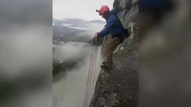 Niesamowite nagranie pokazujące spadochroniarza, który zeskakując z klifu wykonał salto w przód. Chmura skrywająca ziemię przez zasięgiem wzroku dodatkowo potęguje cały efekt. Szacunek dla mężczyzny za ten wyczyn.
