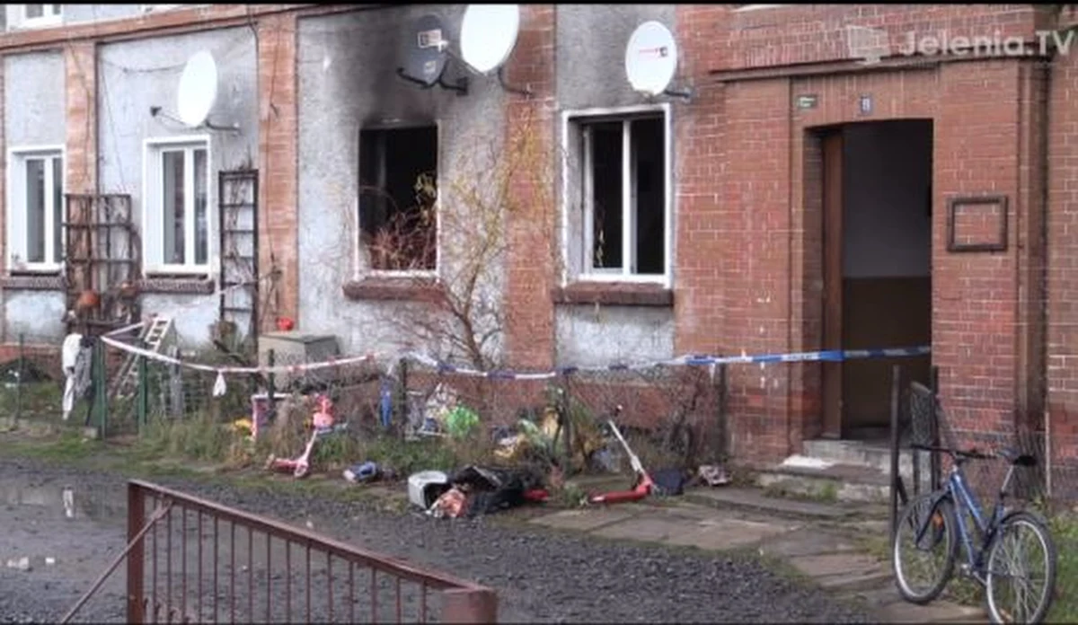 Jeleniogórska prokuratura wszczęła śledztwo ws. pożaru mieszkania w Piechowicach, w którym w nocy z soboty na niedzielę zginęło troje dzieci. Do tej pory przesłuchano m.in. matkę dzieci oraz ich dziadka.